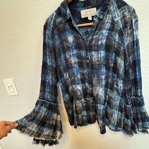 Women’s shirt. Fun sleeve detail.